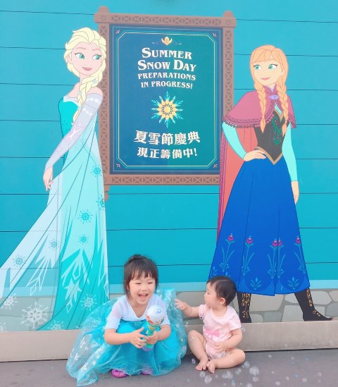 香港ディズニーランドのアナとエルサ