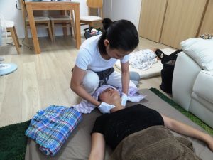 産後骨盤矯正の流れ 授乳、抱っこによる肩こり、首こりをしっかりほぐします。